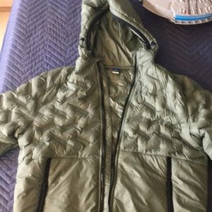 Men’s Old Navy Packable Puff Jacket size Medium